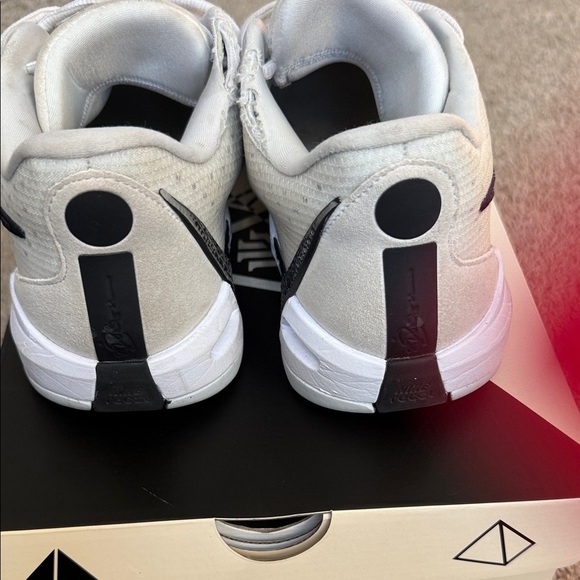 Nike Kyrie Low 5 White and Black Sneakers - Picture 4 of 6